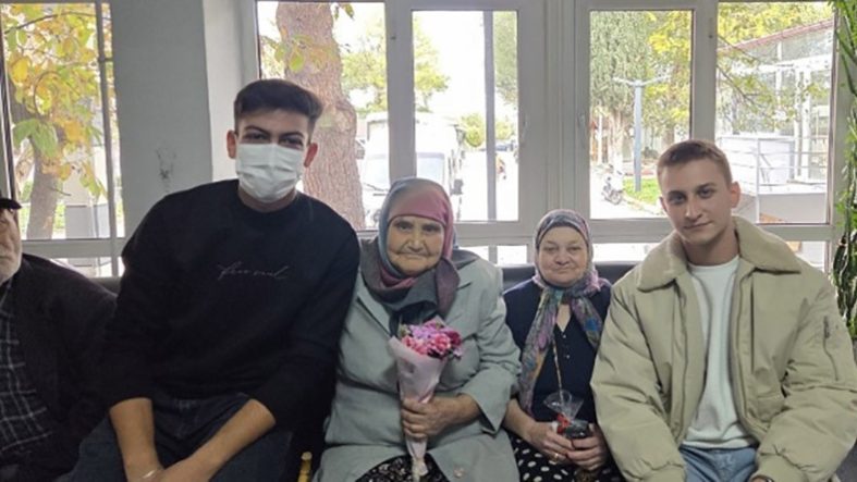 Balıkesir’de Gençlikten Vefa Buluşması Huzurevinde Duygusal Anlar