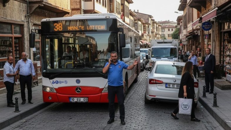 Balıkesir’de Hatalı Park Çilesi Otobüsler Yolda Kalıyor, Şoförler Araç Sahibini Arıyor