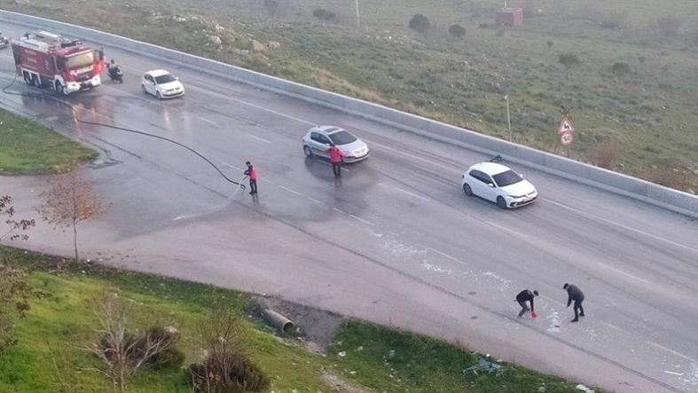 Balıkesir'de cam paleti yüklü kamyonetten düşen cam parçaları trafiği durdurdu