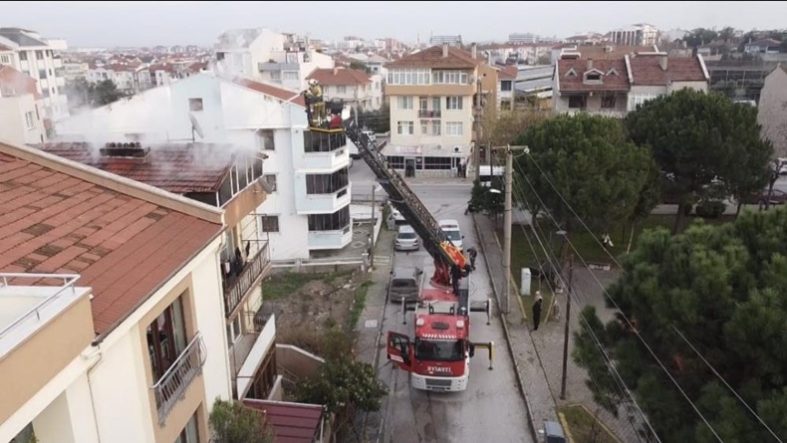 Balıkesir'de çatı yangını korkuttu