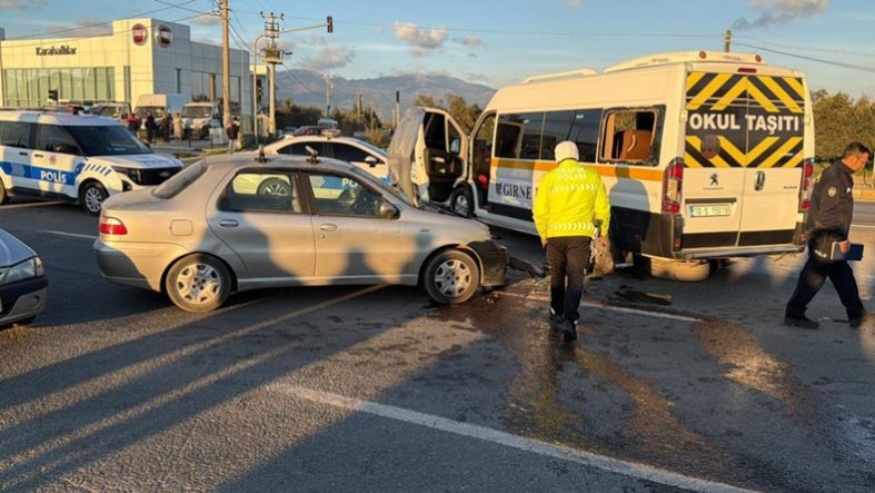 Balıkesir’de öğrenci servisi ile otomobil çarpıştı 7 yaralı