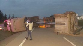 Bandırma-Susurluk karayolunda TIR devrildi Yol bir süre trafiğe kapandı