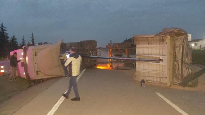 Bandırma-Susurluk karayolunda TIR devrildi Yol bir süre trafiğe kapandı
