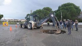 Burhaniye'de çöken kanalizasyon borusu yol kapattırdı