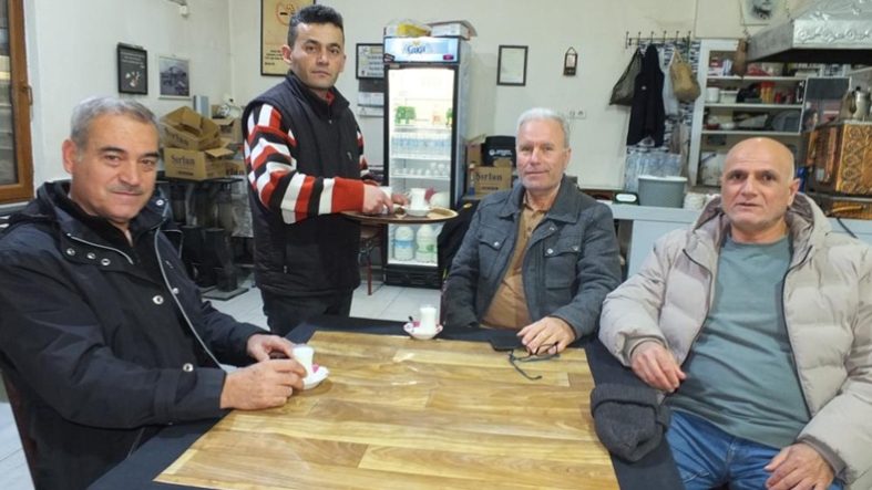 Burhaniye’de kahvehanelerde çay yerine süt içiliyor