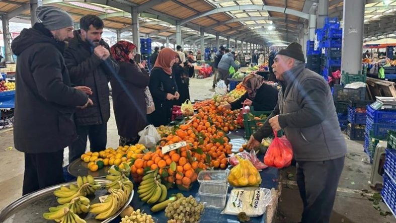Depremlerin ardından Sındırgı'da komşuluk seferberliği