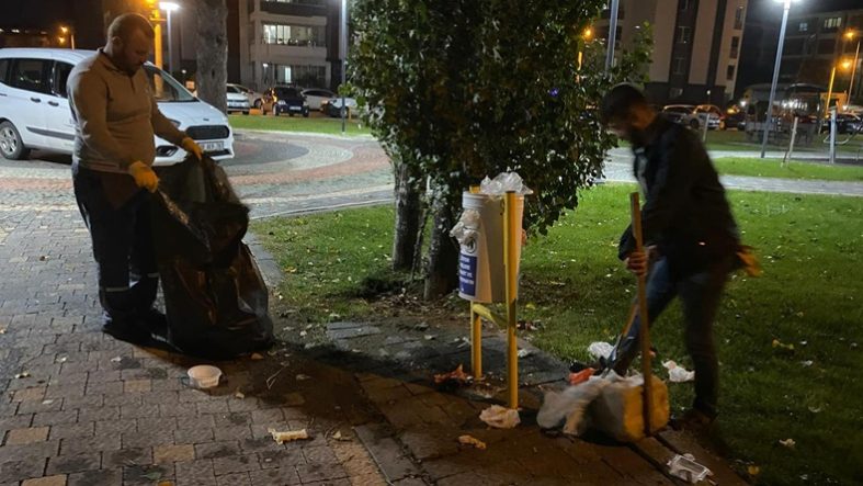 Edremit’te Parklarda Gece Mesaisi