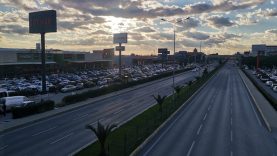 Edremit’te Pazar Günü İlginç Manzara Yollar Boş Kaldı, AVM’ler Dolup Taştı
