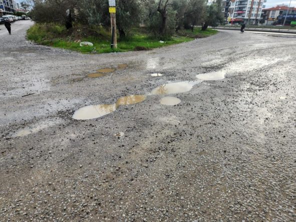 Edremit’te yeni yapılan yolda bir buçuk ayda çukurlar oluştu