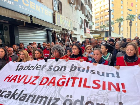 İZMİR'DE BELEDİYE İŞÇİLERİ YARIM GÜN İŞ BIRAKMA EYLEMİNDE İŞÇİLERDEN CHP'Lİ YURDAKUL'A SERT TEPKİ: "BİZİ ALET EDEMEYECEKSİNİZ"