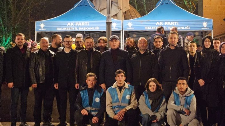 Kandil Gecesinde Balıkesir'de Anlamlı Buluşma AK Parti Teşkilatı Vatandaşlarla Bir Araya Geldi