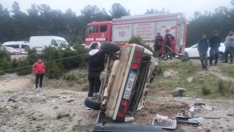 Kazdağları’nda kontrolden çıkan otomobil şarampole devrildi 4 yaralı