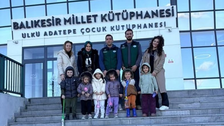 Kütüphanede İlk Keşif Balıkesirli Miniklerden Renkli Anlar