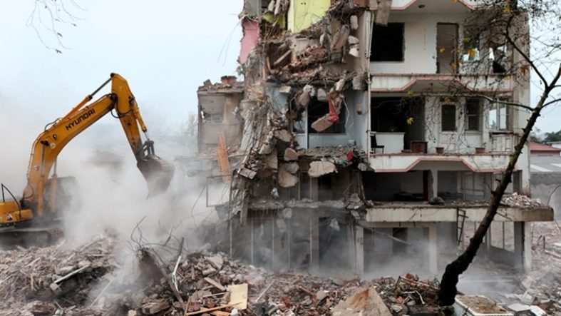 Sındırgı'da deprem sonrası yıkımlar yeniden başladı