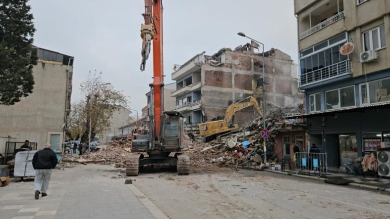 Sındırgı'da depremin izleri siliniyor