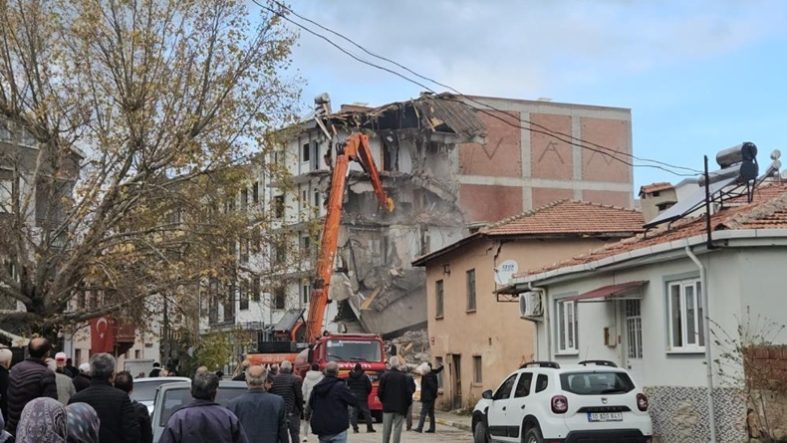 Sındırgı'da evlerinin yıkılışını hüzünlü gözlerle izlediler