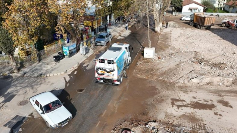 Sındırgı'da hasarlı binaların yıkımı sonrası temizlik çalışmaları sürüyor