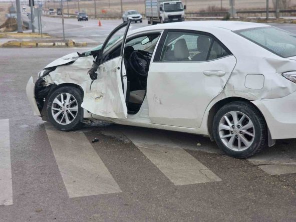 Aksaray’da tır ile otomobil çarpıştı: 4’ü hakem 5 yaralı