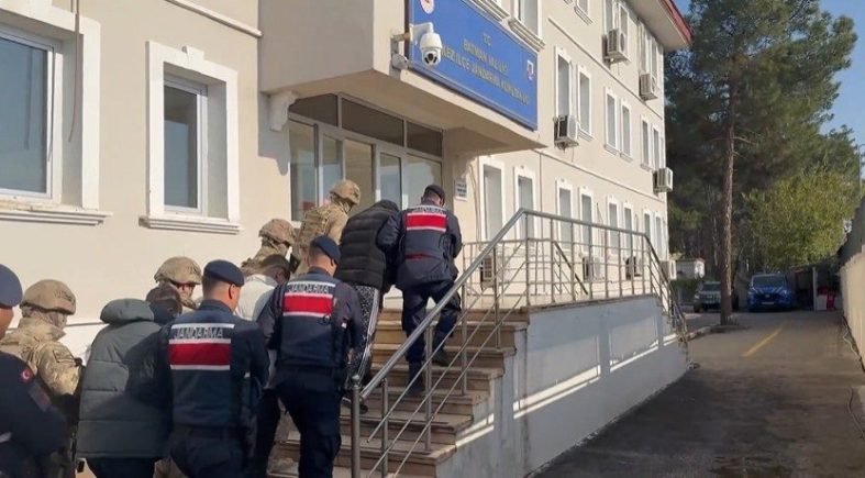 Bakan Yerlikaya: "Yasa dışı bahis suçuna yönelik operasyonlarda 42 şüpheliyi yakaladık, 27’si tutuklandı"