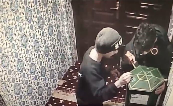 Camideki bağış kutusunu açamayan acemi hırsızlık şüphelileri kamerada