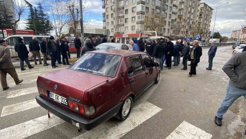 Çorum’da üç araç çarpıştı: Sürücüler burnu bile kanamadan kurtuldu