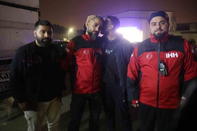 Evladını bulan arama kurtarma görevlisinin alnından öpen baba: "Oğluma bunu yapan caninin en ağır cezayı almasını istiyorum"