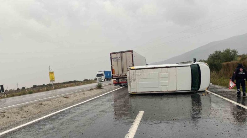 Kontrolden çıkan minibüs devrildi; 1 yaralı