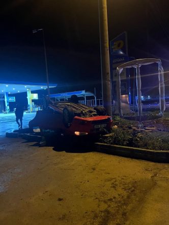 Lüleburgaz’da takla atan otomobildeki 2 kişi yaralı olarak kurtuldu