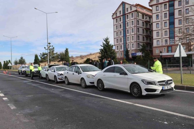 Nevşehir’de 4 otomobil birbirine girdi: 2 yaralı