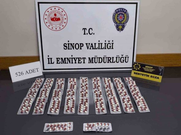 Sinop’ta zehir tacirlerine darbe: 526 sentetik ecza ile yakalanan 2 şüpheli tutuklandı