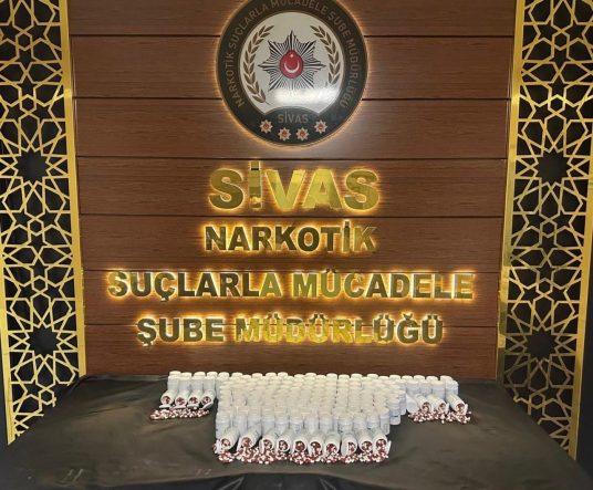 Sivas’ta gerçekleşen narkotik operasyonda 8 bin sentetik ecza ele geçirildi.