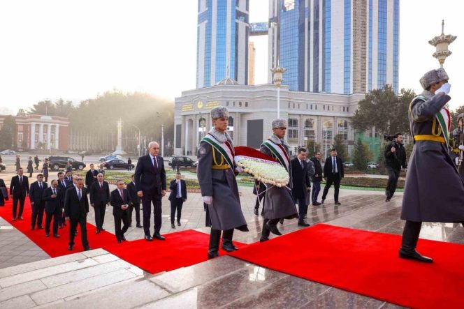TBMM Başkanı Kurtulmuş, İsmail Somoni Anıtı’na çelenk bıraktı