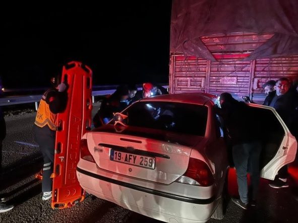 Tıra çarpan otomobil hurdaya döndü: 1 ölü