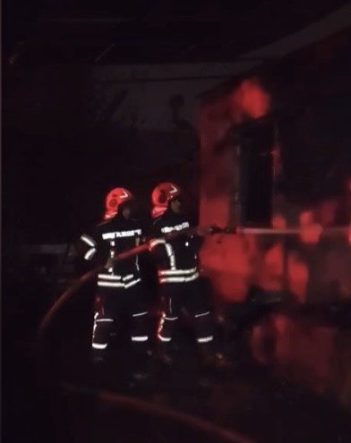 Tüplerin saklandığı ev alev aldı: Patlama anları kamerada