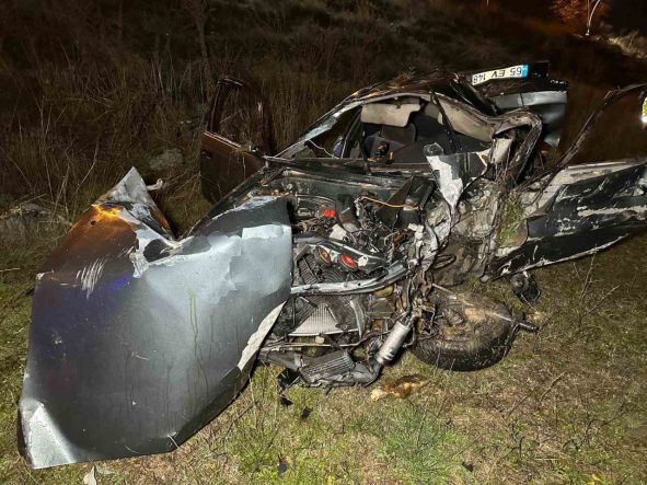 Uşak’ta otomobil şarampole devrildi: 2 ölü, 1 yaralı