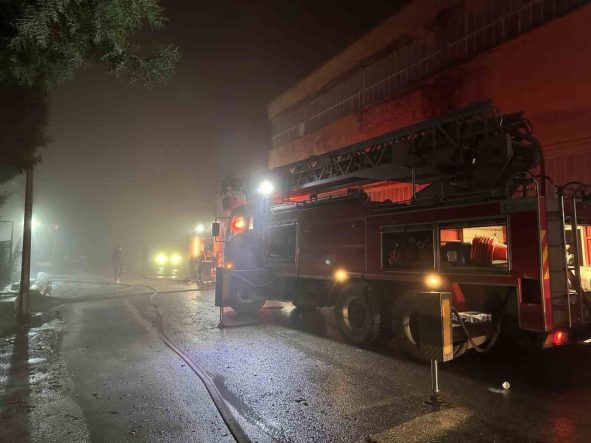 Uşak’ta poşet fabrikasında çıkan yangın söndürüldü