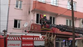Alevlerin Ortasında Büyük Hassasiyet Balıkesir İtfaiyesi Türk Bayraklarını Tek Tek Kurtardı