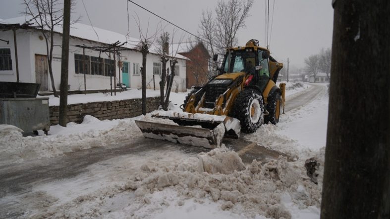 Balıkesir Büyükşehir Belediyesi karla mücadelede 724 sahada