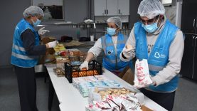 Balıkesir Büyükşehir’in beslenme paketi desteği aileleri de öğrencileri de sevindiriyor