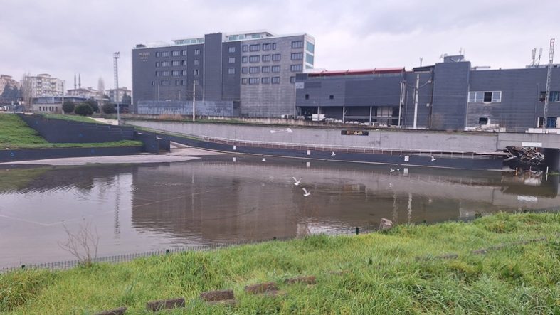 Balıkesir’de Eski AVM Otoparkı Göle Döndü