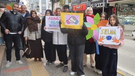 Balıkesir’de Öğrencilerden Anlamlı Ziyaret Esnafa “Hayırlı İşler” Dilediler