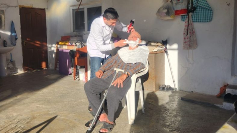 Balıkesir'de Yakın Berber uygulaması ilçe ilçe dolaşarak hizmete devam ediyor