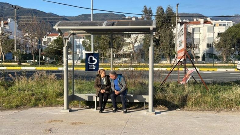 Balıkesir'de bir babanın kızı ıslanmasın diye yaptığı durak belediyeyi harekete geçirdi