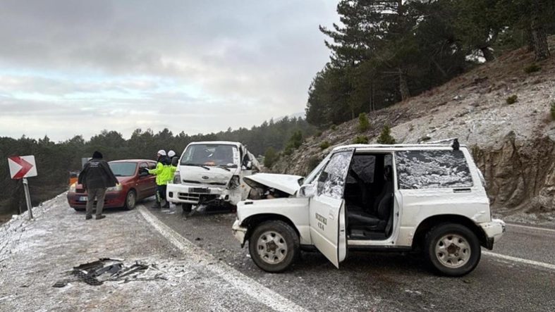 Balıkesir'de buzlanma nedeniyle arazi aracıyla kamyonet çarpıştı 2 yaralı