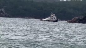 BALIKESİR'DE FIRTINA NEDENİYLE 25 METRELİK FERİBOT KOYA SÜRÜKLENEREK KARAYA OTURDU
