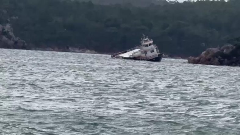 BALIKESİR'DE FIRTINA NEDENİYLE 25 METRELİK FERİBOT KOYA SÜRÜKLENEREK KARAYA OTURDU