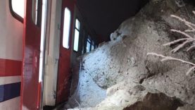 Balıkesir'de heyelan dolayısı ile trenin 2 vagonu raydan çıktı