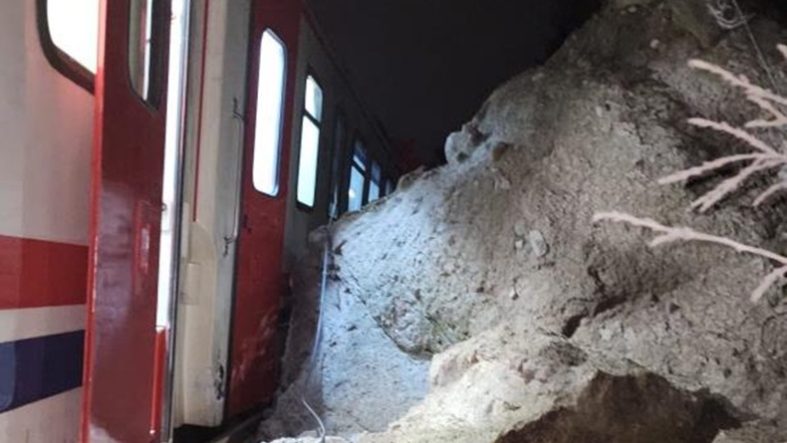 Balıkesir'de heyelan dolayısı ile trenin 2 vagonu raydan çıktı