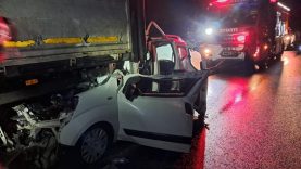 Balıkesir'de otomobil tıra arkadan çarptı; 1 yaralı