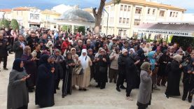 Balıkesir'de yaklaşık 400 kişi dualarla umreye gönderildi.